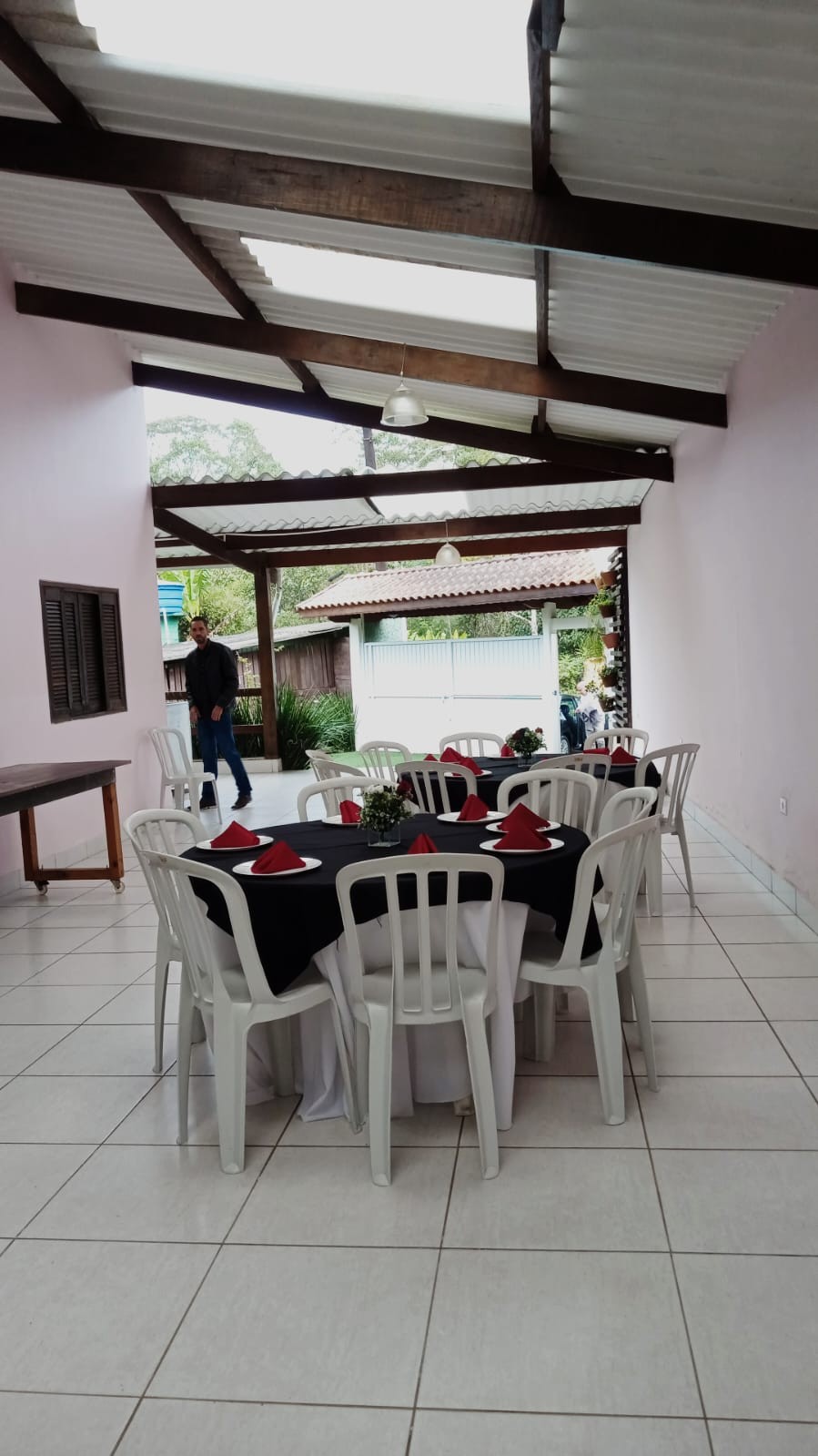 Mesas e cadeiras incluso 